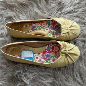 Born Lilly Yellow Flats Size 8